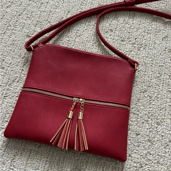 Red faux leather cross-body bag, gold accents, new without tags - Picture 1 of 8
